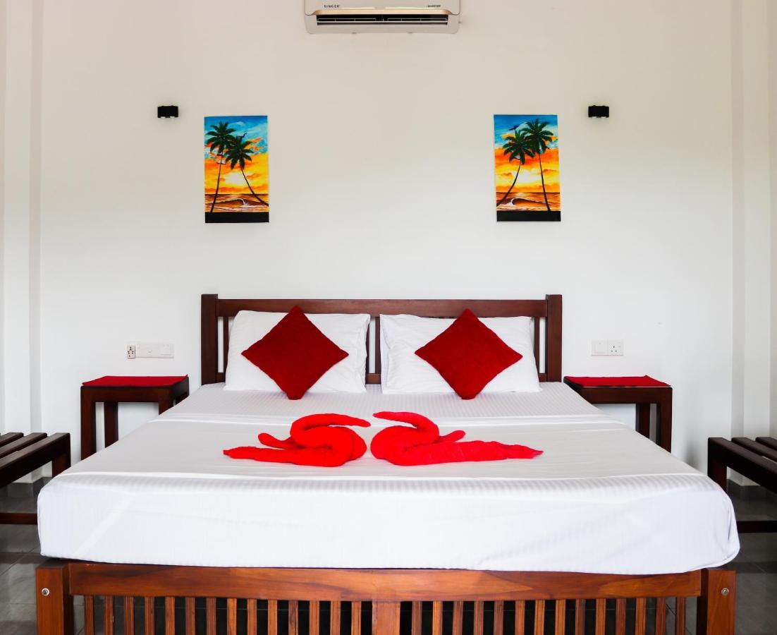 Villa Red Pool Хикадува Екстериор снимка